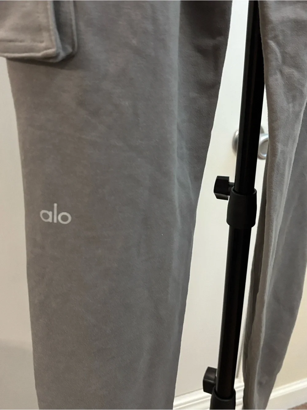 ALO Yoga Women's Cargo Joggers in Taupe Gray size Small